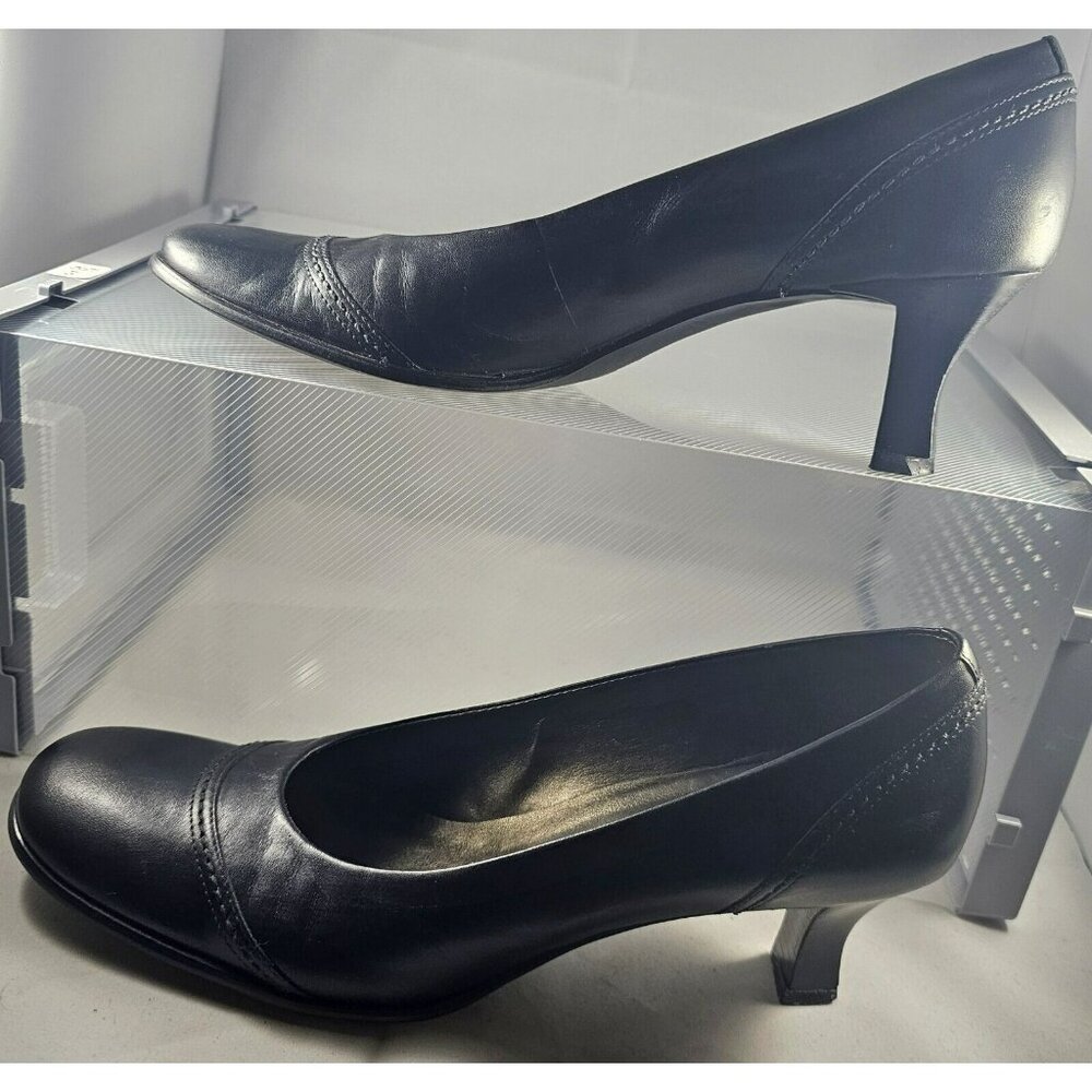FRANCO SARTO SIZE 7.5M women's black kitten heels leather With Flaw On Heel.